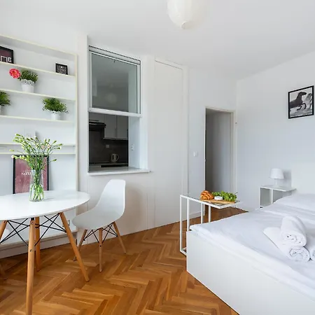 Apartment Tamka 40: Private Near Old Town & National Stadium *