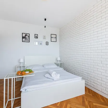 Tamka 40: Private Near Old Town & National Stadium *